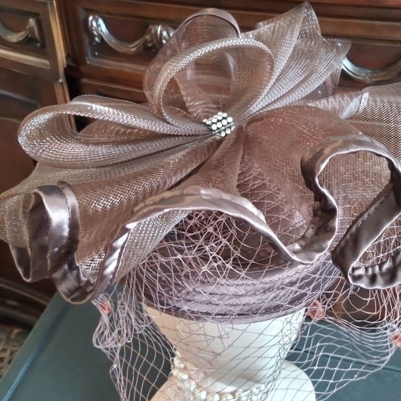 Exquisite Brown Lace Veil Pillbox Hat Church Derby Tea Brunch - Picture 3 of 6